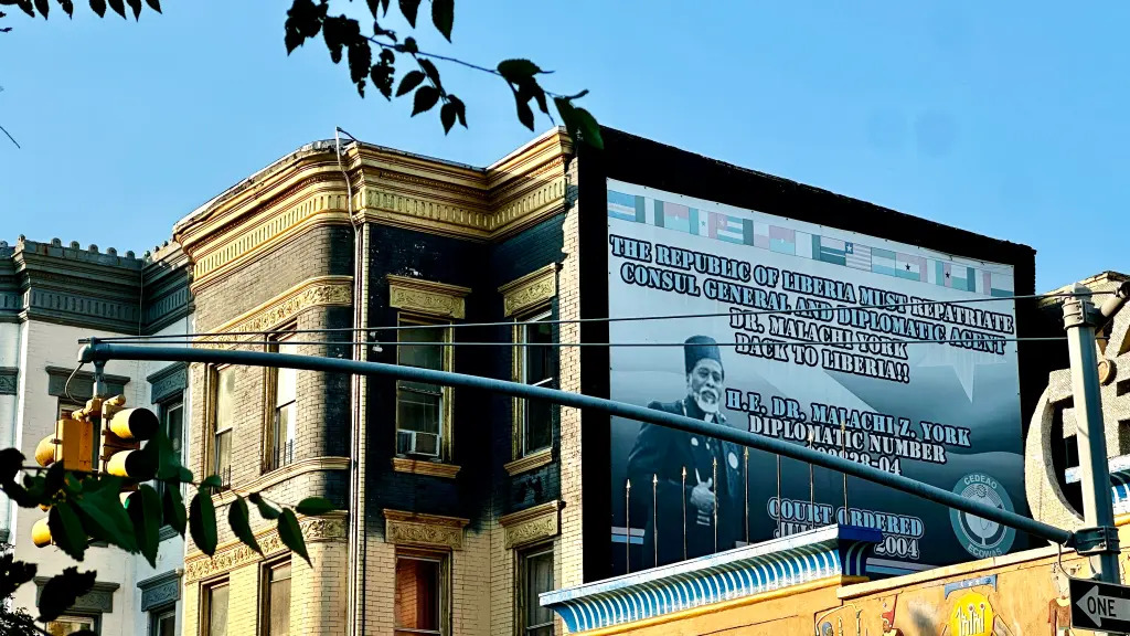 مبنى فرعوني للبيع وسط نيويورك... الزعيم في السجن وأتباعه بانتظار إله فضائي